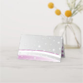 紫色の灰色のスノーフレークの冬の結婚式を折り畳んだエスコート プレイスカード (裏面)