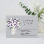 紫色の灰色の花のメイソンジャー |ウェディングRSVP 出欠カード (スタンド正面)