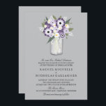 紫色の灰色の花のメイソンジャー | 結婚s 招待状<br><div class="desc">MASON JARの甘さ結婚コレクションから：白いデイジーの花が咲き乱れエレガントた明るい紫と暗い紫の色の花で満たされたメイソンジャー。シルバーグレーの背景が設定されている。..独立デザイナーによるカスタムデザインの変更に関するお問い合わせは、電子メールでpaula@labellarue.comお問い合わせ前まカスタマイズたは注文を行う前に。</div>