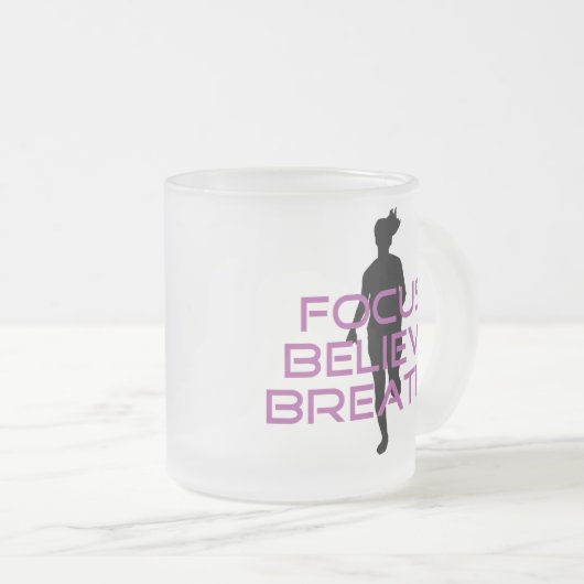 紫色の焦点は呼吸します信じます フロストグラスマグカップ (正面右)