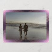 紫色の白いクラシックデコ金ゴールドモノグラム写真 セーブザデート (裏面)