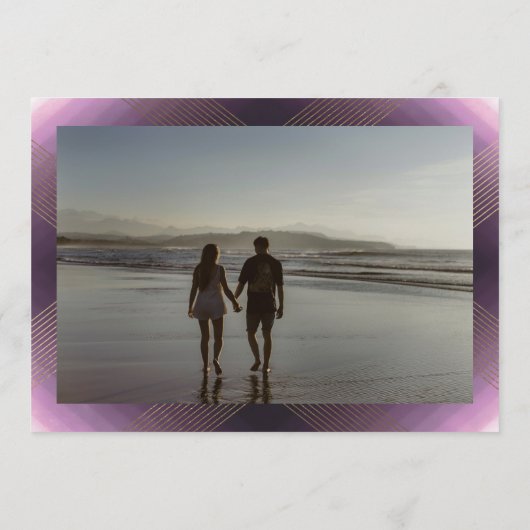 紫色の白いクラシックデコ金ゴールドモノグラム写真 セーブザデート (裏面)