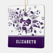 紫色の白いサッカーボールが輝パーソナライズされたく セラミックオーナメント (左)