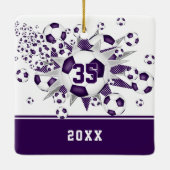 紫色の白いサッカーボールが輝パーソナライズされたく セラミックオーナメント (裏面)