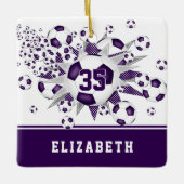 紫色の白いサッカーボールが輝パーソナライズされたく セラミックオーナメント (正面)