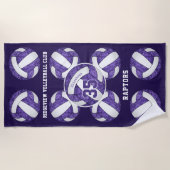 紫色の白いチームカラーのガーリーバレーボール模様 ビーチタオル (正面)