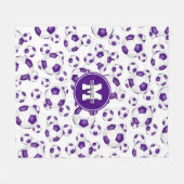 紫色の白いチームカラーのサッカーボール フリースブランケット (正面(横))