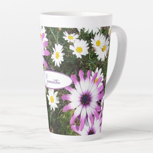 紫色の白いデイジーフラワーガーデンカスタマイズ可能な名前 カフェラテマグ (右アングル)