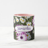 紫色の白いデイジーフラワーガーデンカスタマイズ可能な名前 マグカップ (中央)