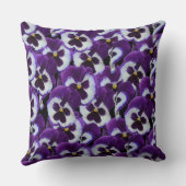 紫色の白いパンジーのクラスタ:調和のとれた恵み クッション (裏面)