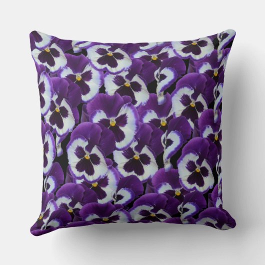 紫色の白いパンジーのクラスタ：調和のとれた恵み クッション (裏面)