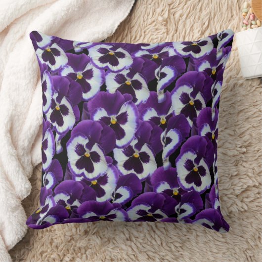 紫色の白いパンジーのクラスタ:調和のとれた恵み クッション (ブランケット)