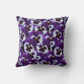 紫色の白いパンジーのクラスタ:調和のとれた恵み クッション (裏面)