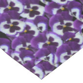 紫色の白いパンジーのクラスタ：調和のとれた恵み テーブルクロス (アングル)