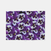 紫色の白いパンジーのクラスタ:調和のとれた恵み フリースブランケット (正面(横))