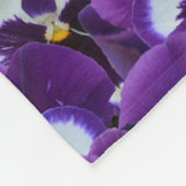 紫色の白いパンジーのクラスタ:調和のとれた恵み フリースブランケット (角)