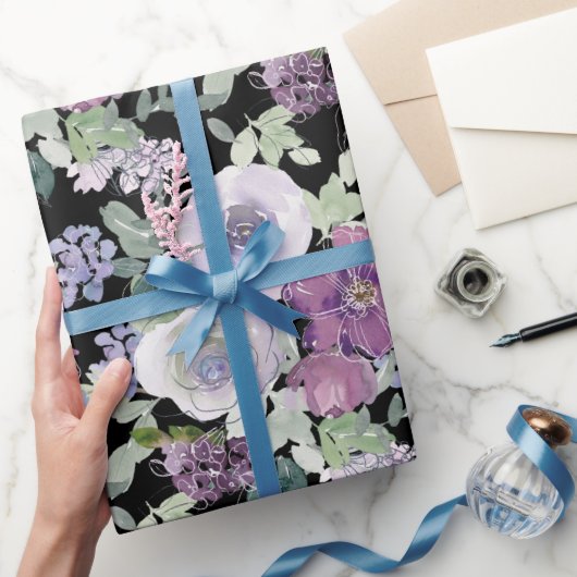 紫色の白いフローラバラ黒の背景 ラッピングペーパー (ギフト)