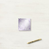 紫色の白い花の注を投稿 ポストイット (デスク上)