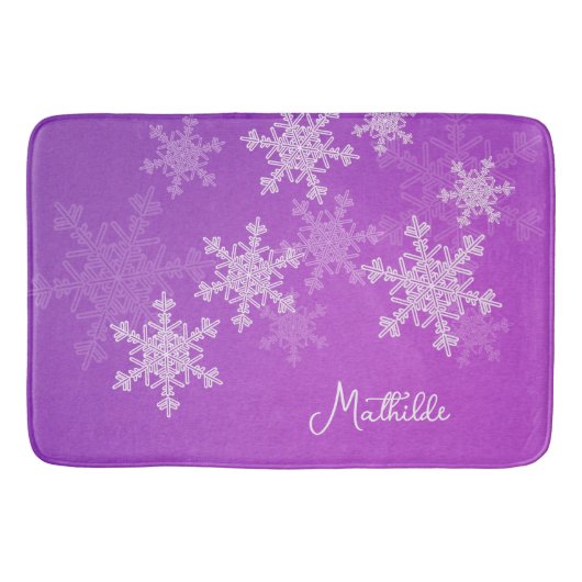 紫色の白い雪のミニマリストのクリスマス名 バスマット (正面)