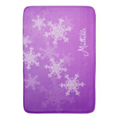 紫色の白い雪のミニマリストのクリスマス名 バスマット (正面縦)