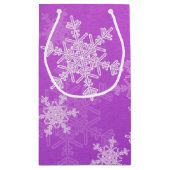 紫色の白い雪片ミニマリストクリスマス スモールペーパーバッグ (裏面)