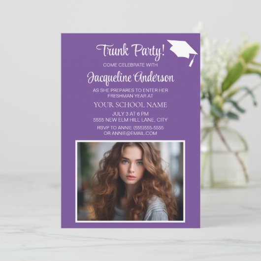 紫色の白の卒業式キャップトランクパーティー写真 招待状 (スタンド正面)