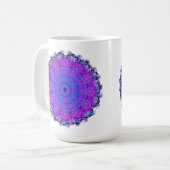 紫色の精神の曼荼羅の万華鏡のように千変万化するパターンのマグ コーヒーマグカップ (正面左)