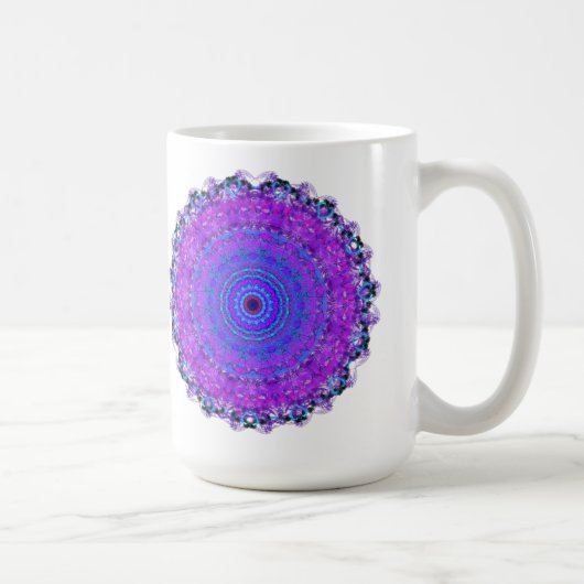 紫色の精神の曼荼羅の万華鏡のように千変万化するパターンのマグ コーヒーマグカップ (右)