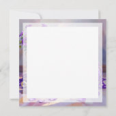 紫色の糸玉と花とともにいる紫色の目の猫 (裏面)