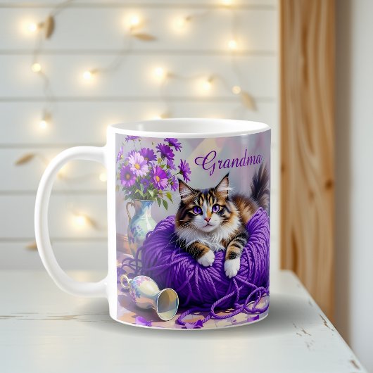 紫色の糸玉と花とともにいる紫色の目の猫 コーヒーマグカップ