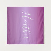 紫色の紫と白カスタムのスクリプト タペストリー (正面(横))