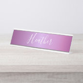 紫色の紫と白カスタムのスクリプト デスクネームプレート (正面)