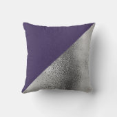 紫色の紫と銀のメタリックデコレーター クッション (裏面)