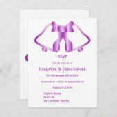 紫色の結婚式RSVPカードベルとリボン 出欠カード (正面/裏面)