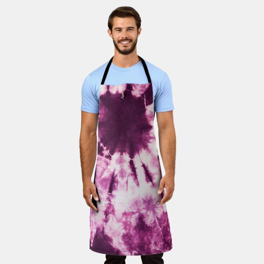 紫色の絞り染めろうけつ染めテクスチャ エプロン (着用した状態)