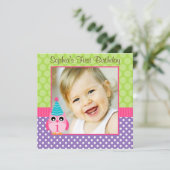 紫色の緑のフクロウの水玉模様の第1誕生日の女の子の写真 招待状 (スタンド正面)