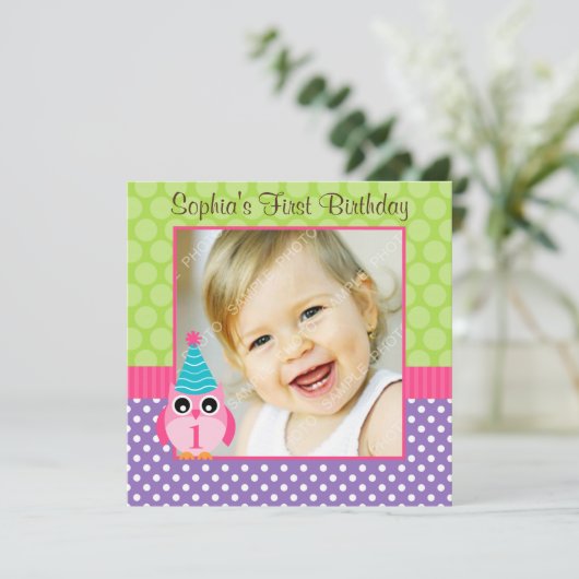 紫色の緑のフクロウの水玉模様の第1誕生日の女の子の写真 招待状 (スタンド正面)