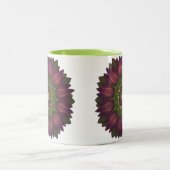 紫色の緑の色合白熱［赤熱］光を放ついの花の曼荼羅 ツートーンマグカップ (中央)