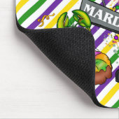 紫色の緑の黄色のおもしろいマーディグラスシンボル マウスパッド (コーナー)