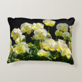 紫色の縁を持つ黄色のビオラ アクセントクッション (裏面)