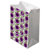 紫色の美しい花を持つ一日 ミディアムペーパーバッグ (正面アングル)