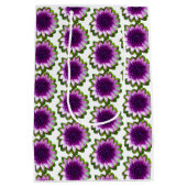 紫色の美しい花を持つ一日 ミディアムペーパーバッグ (裏面)