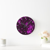 紫色の背景が付いている雪片 ラウンド壁時計 (ホーム)