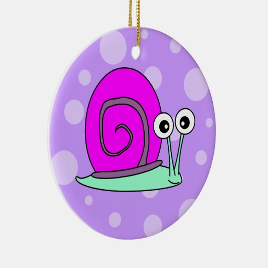 紫色の背景とのかわいいかたつむりの漫画のピンク セラミックオーナメント (右)