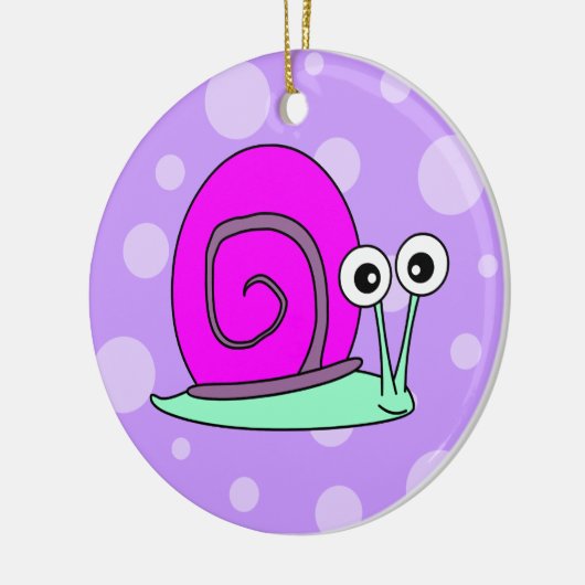 紫色の背景とのかわいいかたつむりの漫画のピンク セラミックオーナメント (左)