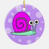 紫色の背景とのかわいいかたつむりの漫画のピンク セラミックオーナメント (裏面)
