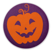 紫色の背景にハロウィーンオレンジ色のカボチャ セラミックノブ (正面)