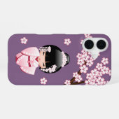 紫色の背景にピンクのきものが可愛いこけし人形 iPhone 16ケース (裏面横)