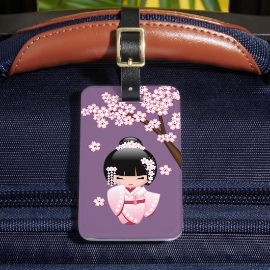 紫色の背景にピンクのきもののかわいいこけし人形 ラゲッジタグ (正面インサイチュ2)