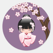 紫色の背景にピンクの着物の可愛いこけし人形